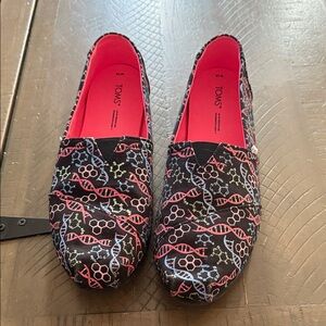 TOMS Women's Black and Red Patterned Flats